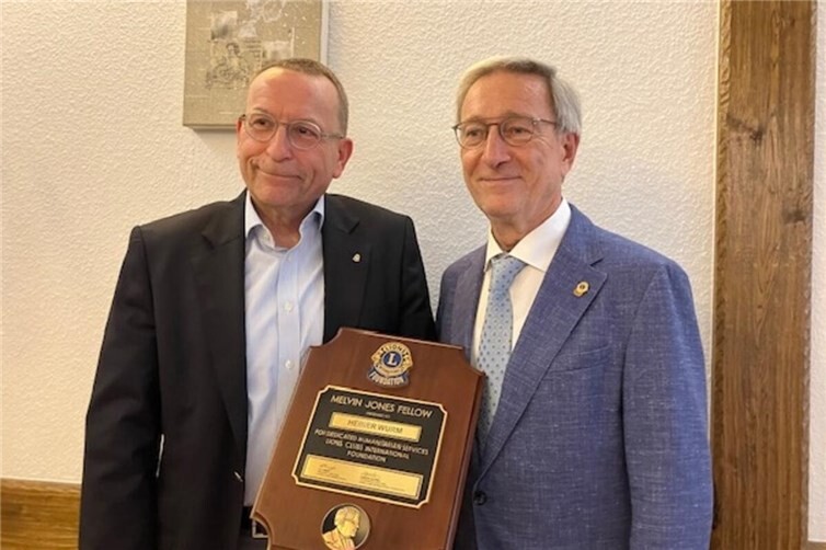 Ehrung mit dem Melvin Fones Fellow-Award für Heiner Wurm (links) durch den Governor des Distrikts Rheinland-Süd Prof. Dr. Walter Eichendorf