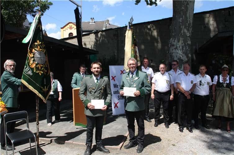 Ehrung mit der Silbernen Verdienstnadel des Rheinischen Schützenbundes (RSB), links Peter Hahn, daneben Jörg Walther.