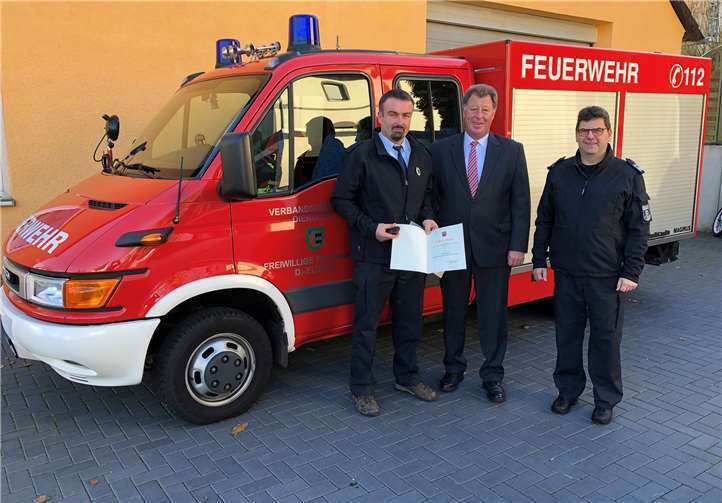 Ehrung von Eddy Löbel (links) im Beisein von Bürgermeister Horst Rasbach und Wehrleiter Andreas Schmidt. Feuerwehr VG Dierdorf