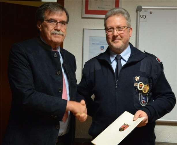 Ehrung von Hubert Iking durch Bürgermeister Klaus Bell.