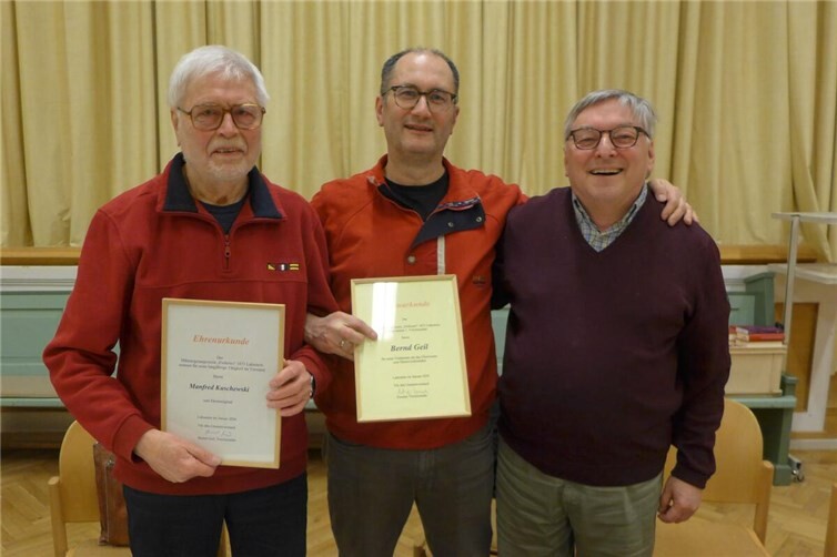Ehrung von Manfred Kuschewski und Bernd Geil durch den 2. Vorsitzenden Detlef Wienecke.