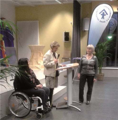 Ehrung von Margot Stober, die am Kinder- und Jugendtelefon begonnen hatte und seit 10 Jahren den Kleiderladen leitet.DKSB