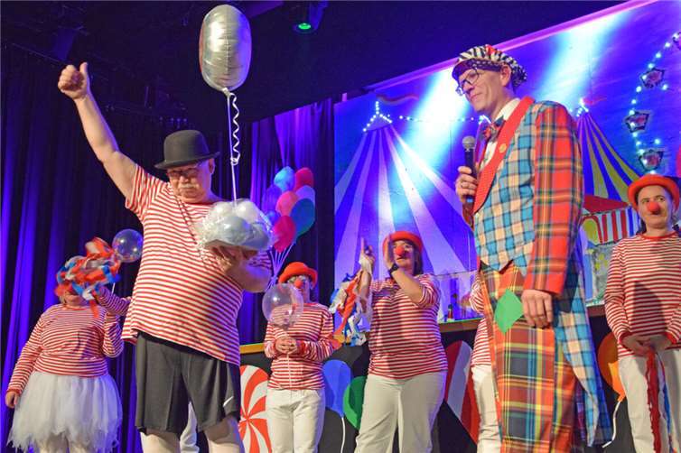 Ehrung von Michael Krüger, mit der Tanzgruppe „Big Hands“ und Geschäftsführer Thomas Buckler.  Foto: Katharina Mehlis / Caritas Zentrum