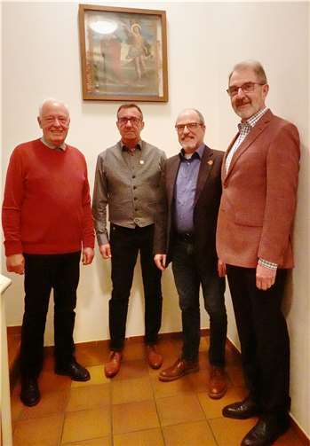 Ehrung von Theo Loscheider (2.v.l.) durch Chorverbandssprecher Hans-Willi Fell (2.v.r.) und durch die Vereinsvorsitzenden Friedrich Hermes (l.) und Rolf Müller.  Foto: Fritz Hanke