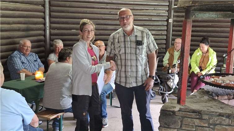 Ehrung von Uta Niemeier für 10-jährige Mitgliedschaft durch OV-Vorsitzender Andreas Reinshagen.  Foto: privat