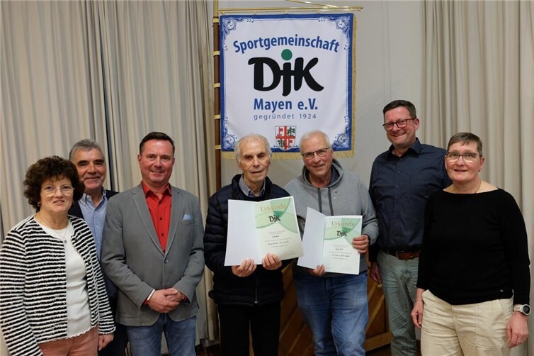 Ehrung von verdienten und langjährigen DJK Mitgliedern (von links): Brunhilde May, Manfred Fuchs, Georg Lennartz, Manfred Musick, Klaus Schäfer, Bernd Butter und Marianne Katluhn. Foto: Axel Holz