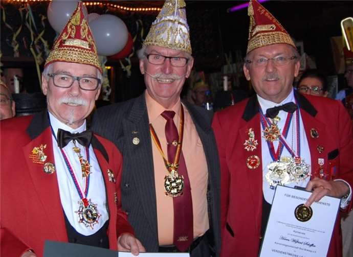 Ehrung von zwei verdienten Karnevalisten durch den RKK-Bezirksvorsitzenden Willi Fuhrmann (Mitte). Links Kajü Jäger, rechts Wilfried Scheffler, beide mit dem Goldenen Verdienstorden des RKK ausgezeichnet.