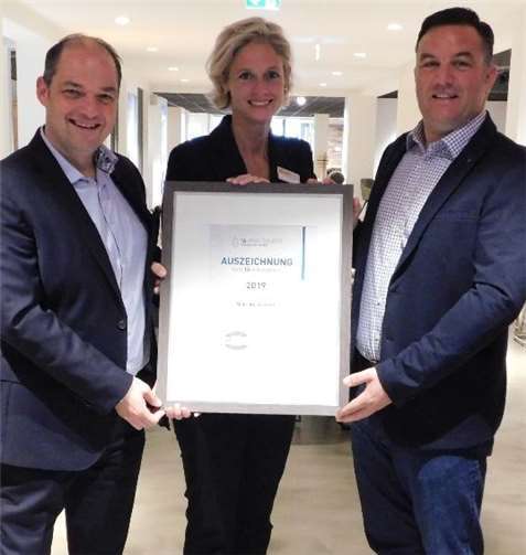 Ehrung zum 1A Arbeitgeber: v.l.: Patrick Neust, Eva Neust-Haßenpflug und Michal A. Heun.