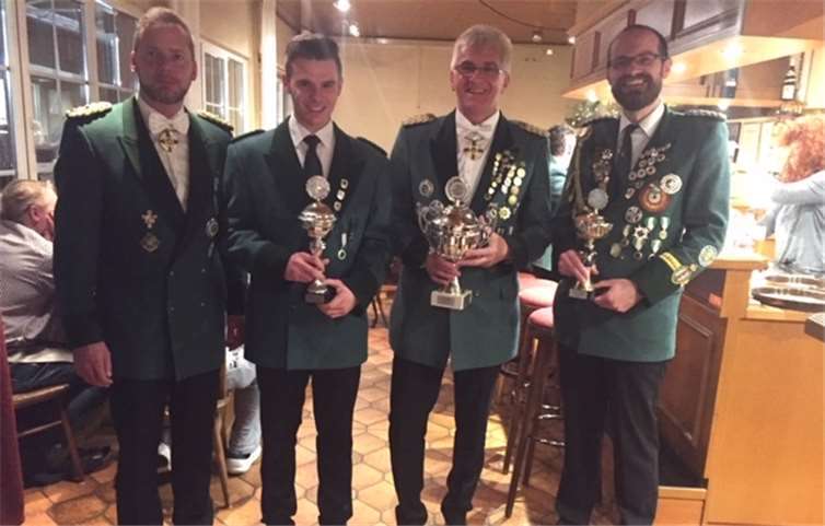 Ehrungen Vereinsmeister: v.l.nach r. Brudermeister Jörg Gries, Philipp Gries, Bruno Reufels und Michael Zimmermann. Privat