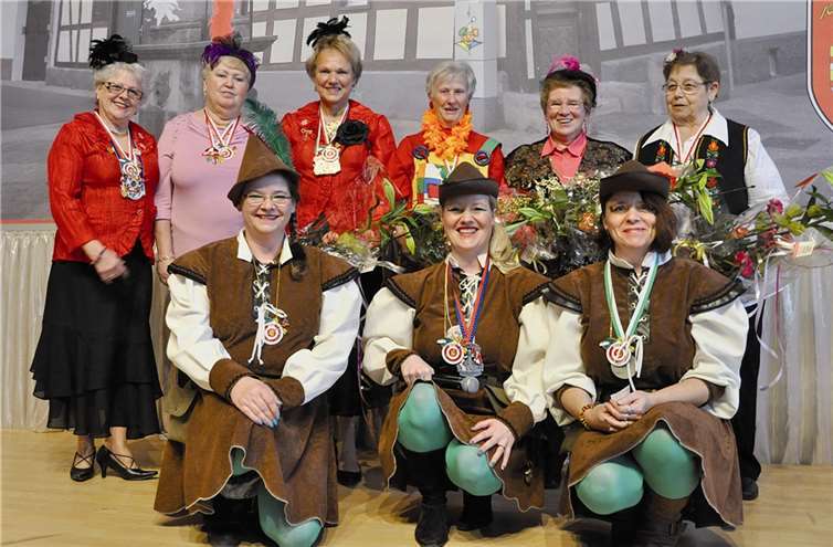 Ehrungen: Von Obermöhn Kirsten Heck (vorn.mitte) wurden geehrt (v.h.li.) Anita Schreiber, Monika Fuchs, Marlies Frensch, Willma Schwippert, Elfriede Schönebeck und Gisela Roosen.