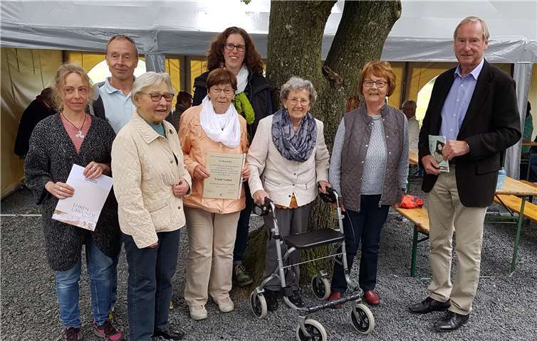 Ehrungen beim 25. Sommerfest des TuS Erpel (v. l.): Ingrid Horn, Wolfgang Richarz, Ingrid Walbrück, Trudi Lukas, Bettina Weißenfels, Margret Brandenburg, Christel Witten und Alfred Hofmann. privat