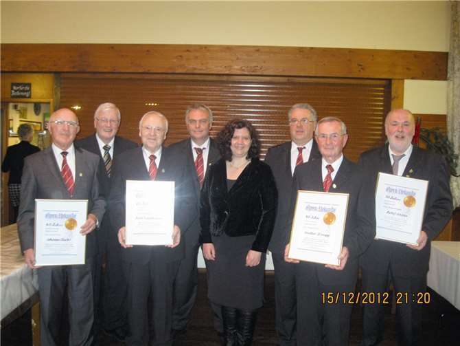 Ehrungen beim MGV Westum v.li. Johannes Fuchs, Kreischorverbands-Vorsitzender Norbert Reineri, Karl Swiatkowski, Vorsitzender Erwin Ritterrath, Chorleiterin Andrea Ernst, stellv. Vorsitzender Heinz-Peter Bell, Walter Krupp und Detlef Schäfer. privat