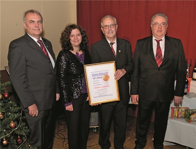 Ehrungen beim MGV Westum (v.l.n.r.): Erwin Ritterrath, Andrea Ernst, Helmut Lembeck und Heinz-Peter Bell. privat