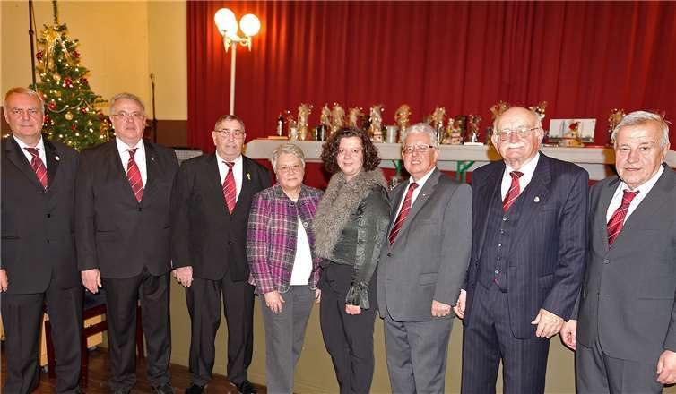 Ehrungen beim MGV Westum, von links: MGV-Vorsitzender Erwin Ritterrath, Heinz-Peter Bell, Ernst Ockenfels, Klara Gerber, Chorleiterin Andrea Ernst, Paul Weber, Hans-Peter Schäfer und Helmut Schuld. MGV Westum / Gottfried-Krebs
