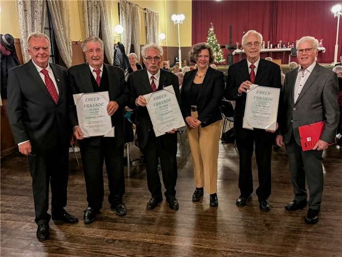 Ehrungen beim MGV Westum, von links: MGV Vorsitzender Erwin Ritterrath, Hermann Jungen, Kurt Eulgem, Chorleiterin Andrea Ernst, Helmut Lembeck und der Vorsitzende des Kreischorbandes Ahrweiler Günter Nerger.  Foto:privat