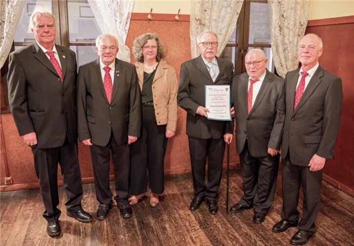 Ehrungen beim MGV Westum, von links: MGV Vorsitzender Erwin Ritterrath, Herbert Ritterrath, Chorleiterin Andrea Ernst, Otto Lembke, Hans Lembke und der stellvertretende Vorsitzende Andreas Stenzhorn. Foto: Gottfried Krebs