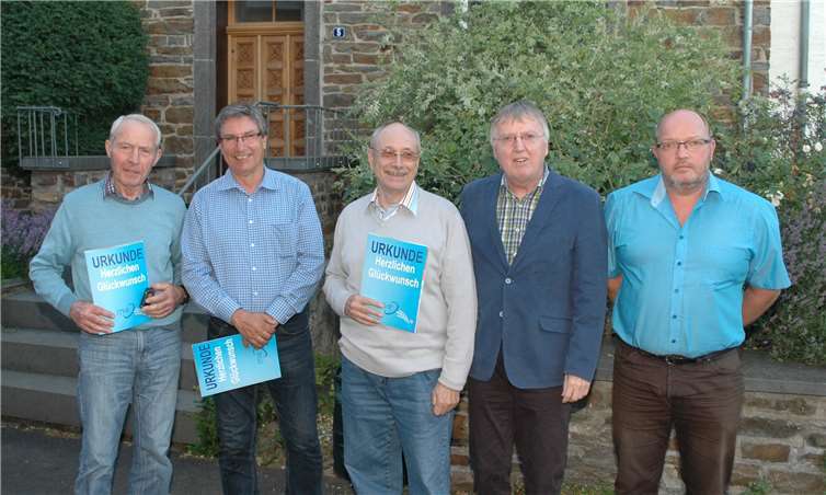 Ehrungen beim Regionstag: (v.l.n.r.) Paul Bell. Frank Ortmeier, Hans Peter Führer Regionsvorsitzender Ingo Terschanski und Dirk Schmitt.BL