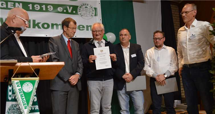 Ehrungen durch Norbert Weise vom Fußballverband Rheinland und Dieter Sesterheim vom Fußballkreis Rhein-Ahr.