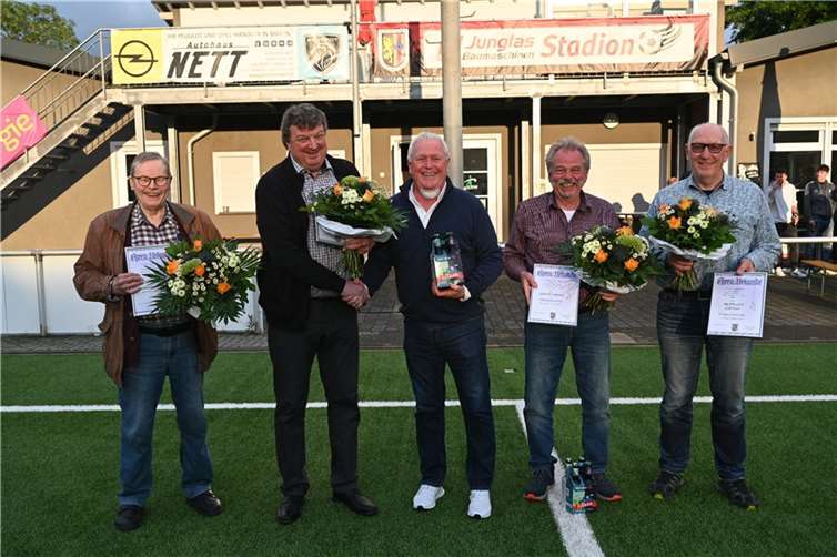 Ehrungen durften bei der Jahreshauptversammlung des Sportvereins „Eintracht“ 1888 Mendig nicht fehlen. Zudem fand der Staffelwechsel von Bernd Krayer (3.v.l.) an Harald Heinemann (2.v.l.) statt. Foto: SK