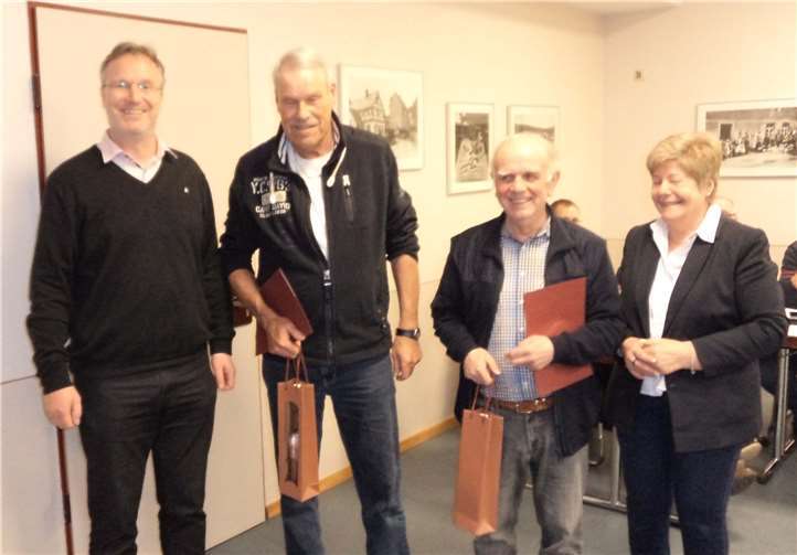 Ehrungen für 50 Jahre Mitgliedschaft: (v.l.) Erster Vorsitzender Daniel Günster, Günter Pietsch, Hans Werner Eisenmenger und Noch-Geschäftsführerin Hanni Klein. TuS Hilgert