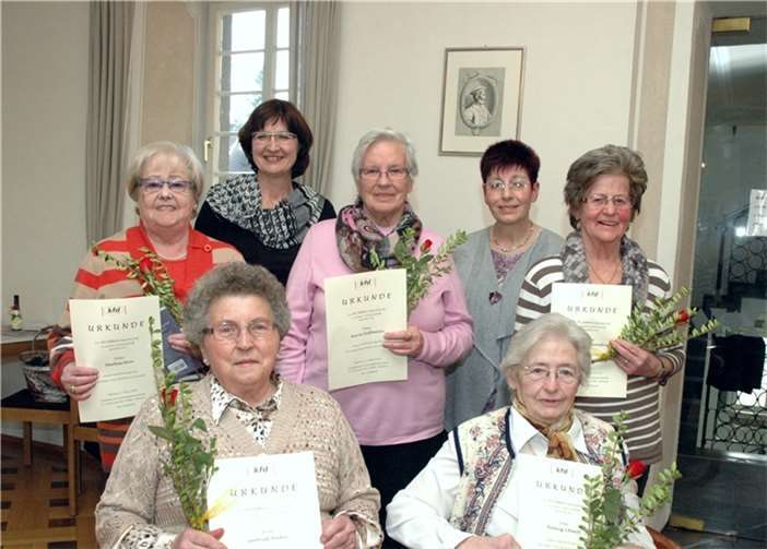 Ehrungen für 50 und 60 Jahre: hinten v.l. Marlies Morr, Teamsprecherin Ruth Holbach, Maria Hoffmann, Vorstandsmitglied Margret Schmitt, Margret Prämaßing, vorne v.l. Gertrud Bielen und Hedwig Schmitt