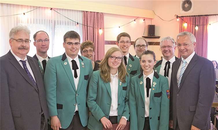 Ehrungen für Mitgliedschaften im Tambourcorps Notscheid überreicht (v.l.n.r.): Ortsbürgermeister Willi Knopp, Vorsitzender Stefan Plag, Christoph Schützeichel, Helga Plag, Alina Heider, Markus Over, Michael Prangenberg, Sarah Buchholz, Dirigent Wilfried Schützeichel und der Vorsitzende des Kreismusikverbandes Neuwied, Achim Hallerbach. privat