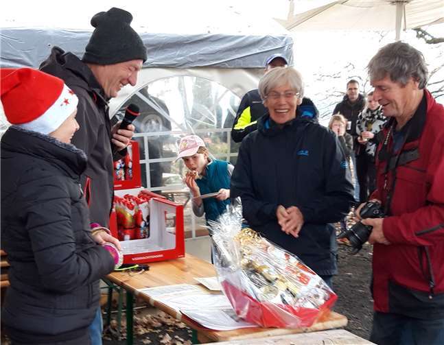 Ehrungen für Regina Weichsel (2.v.r.) und das neue Vereins-Ehrenmitglied Rudolf Weichsel (re.). Ernst Senk