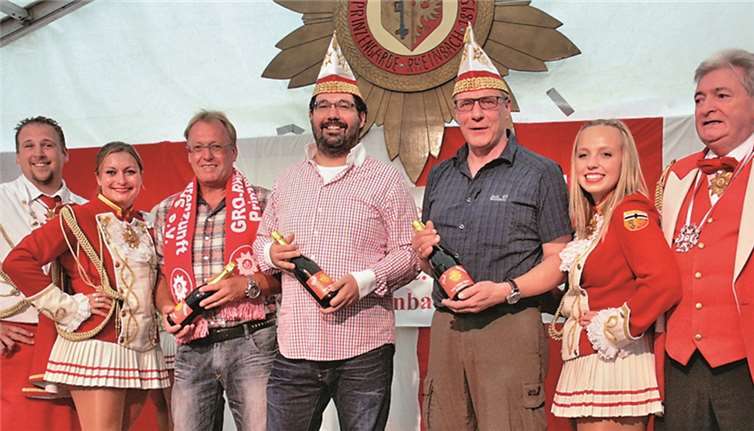 Ehrungen für besondere Verdienste zum Erhalt des karnevalistischen Brauchtums. Mit der Ehrenmütze der Gro-Rhei-Ka wurden hier Oliver Wolf (4. von rechts) und Brigadegeneral Wolfgang Renner (3. von rechts) geehrt. In seiner Eigenschaft als Sponsor bekam Hans Henrich (3. von links) den rot-weißen Schal der KG überreicht. Die erste Vorsitzende der Gro-Rhei-Ka, Astrid Faßbender (2.von links) bedankte sich für das Engagement. Stein