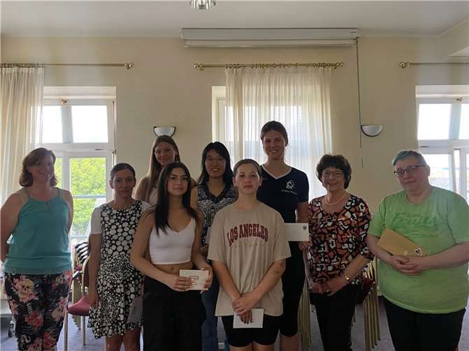 Ehrungen für die Mitgliedschaft (v.l.) Désiré Schmitt, Susanne Rose, Elea Schlederer, Ashley Stephan, Piaoyi Zhang, Laura Sommerfeld, Anna Maria Schlederer, Karin Becker-Schmitt und Petra Becker.  Fotos: privat