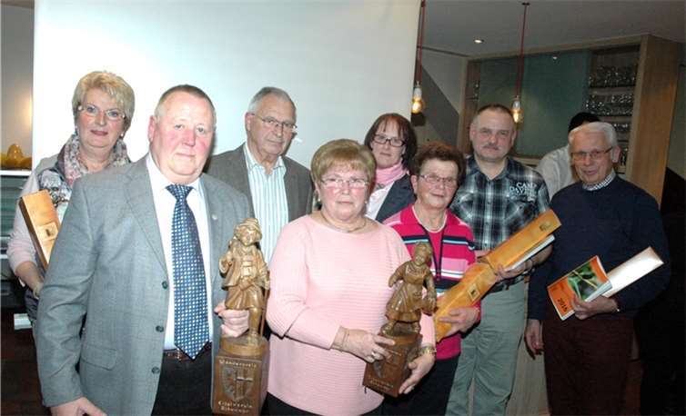 Treue Mitglieder und Wanderer geehrt Ehrungen für eifriges Wandern erhielten v.l. hinten: Irene Carnott, Günter Wolber, Sandra Reuter, Klaus Kaspari, Berthold Carnott. V.l. vorne: Franz-Josef Reuter, Marita Reuter, Hildegard Wolber.UM