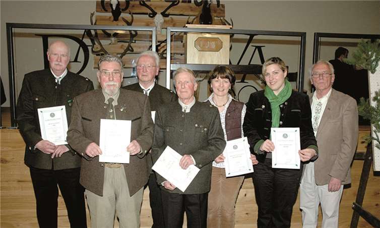 Ehrungen für langjährige Mitgliedschaft (v.li.): Heinrich Schmidt (Kelberg), Horst Mund (Grafschaft), Hermann Josef Bläser (Schuld), Apollinar Linden (Bad-Neuenahr-Ahrweiler), Angelika Schrader-Stahl, Veronika Mössinger (Niederzissen), Vorsitzender Jürgen Kindgen. UM
