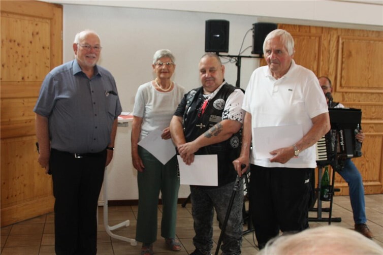 Ehrungen für langjährige Mitgliedschaft (v.r.) B. Kruse, M. Stehle, I. Schwirkmann, OV-Vorsitzender R. Menden.