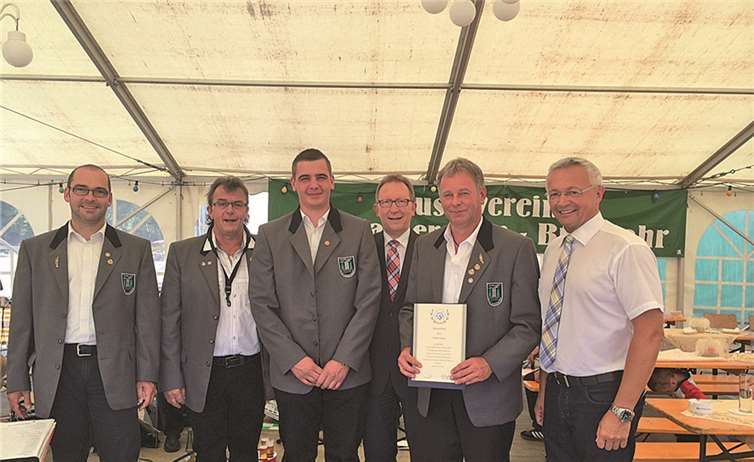Ehrungen für langjährige Mitgliedschaften im Musikverein „Alte Kameraden“ und die Gratulanten (v.l.): Karsten Letschert, Vorsitzender Adi Krumscheid, Florian Reusch, Bundestagsabgeordneter Erwin Rüddel, Landesehrenbriefträger Achim Fischer, der Vorsitzende des Kreismusikverbandes Neuwied, Achim Hallerbach. privat
