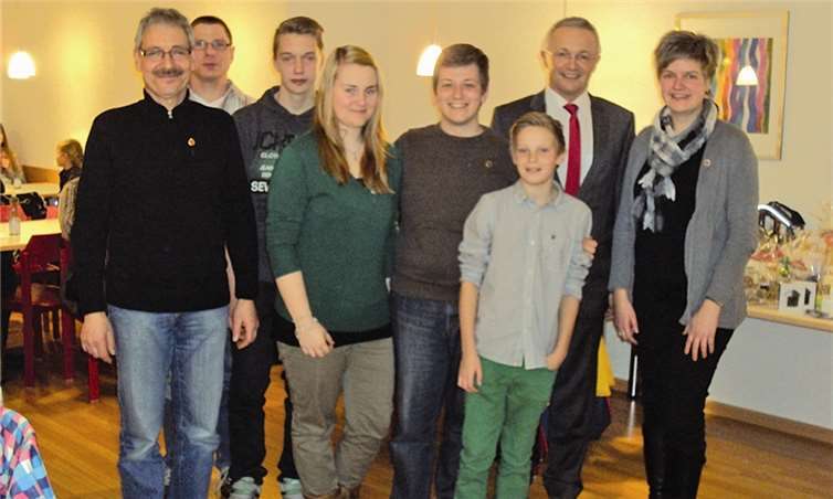 Ehrungen im Spielmannszug der freiwilligen Feuerwehr Asbach (v.l.n.r.): Wolfgang Wende, Rolf Gödtner, Tobias Blechinger, Lisa-Marie Hoff, Michael Roski, Gereon Hilgendorf, Kreisvorsitzender Achim Hallerbach und Daniela Grüber. privat