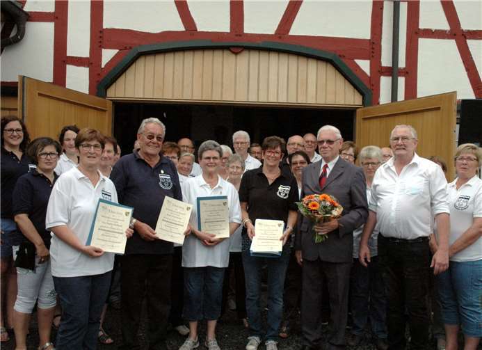 Ehrungen langjähriger Mitglieder: (v.li.) Marika Roßbach 25 Jahre,Kurt Linden, Anita Maur, Rita Löhndorf alle 40 Jahre, Werner Wolf vomKreischorverband Ahrweiler und Dirigent Raimund Jacobs. Fotos: -UM-
