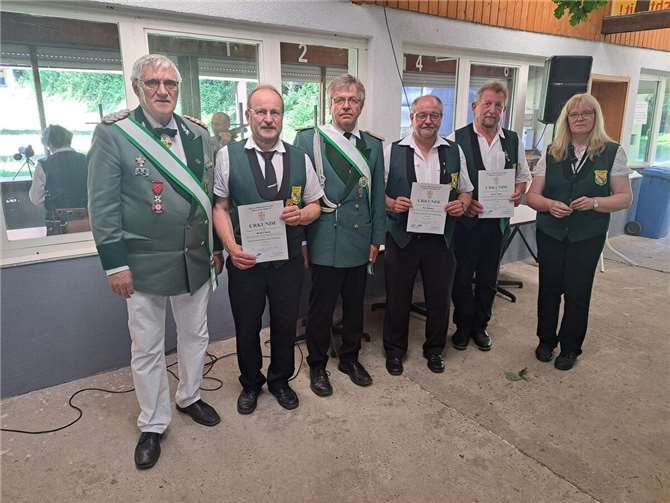 Hohe Ehrungen für langjährige aktive Musiker Ehrungen langjähriger aktiver Musiker*innen durch Bez.Bundesmeister Norbert Steffens (li.). Foto: Matthias Steffens