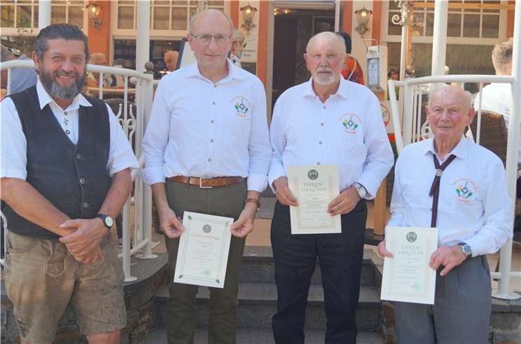 Ehrungen standen ebenfalls auf dem Programm der Geburtstagsfeier. Langjährige Jäger erhielten für ihre Treue Urkunde und Ehrennadeln.