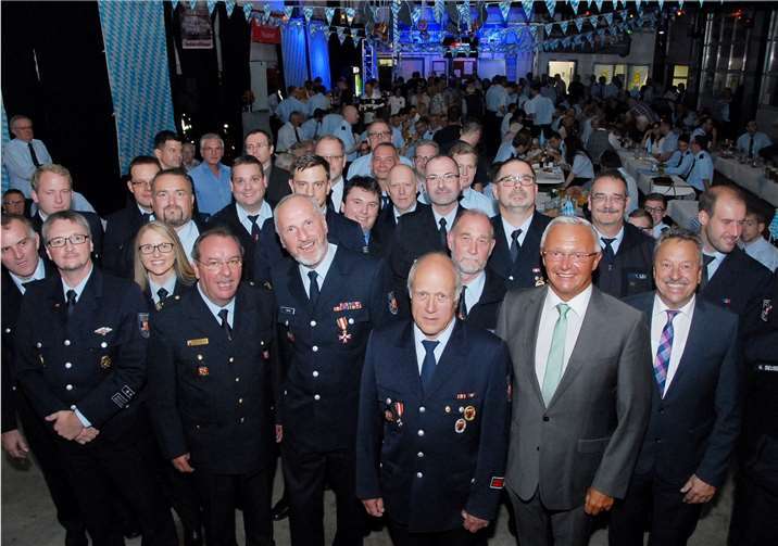 Ehrungen und Beförderungen verliehen dem Festabend einen würdevollen Rahmen. Landrat, Bürgermeister und Kreisfeuerwehrinspekteur überreichten Ehrenzeichen und Urkunden. KER