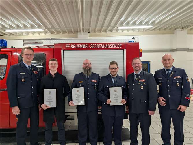 Ehrungen und Beförderungen (v.l.): Christian Fein, Phil Haubrich, Florian Eiser, Hendrik Nink, Adrian Eiser und Michael Pleitgen.  Foto: Finn Windolph