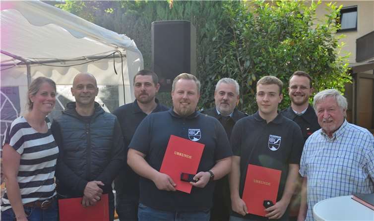 Ehrungen und Neuaufnahmen auf dem Floriansfest: (v.L.n.r) Anica Roth, Alexander Schmitz, Florian Braun, Julian Herkenrath, Sascha Nachtsheim, David Philippi, Lars Nachtsheim, Gerd Kaiser.  Foto: POE
