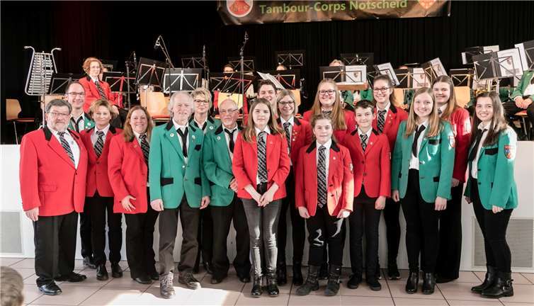 Ehrungen (v.l.) Karl-Heinz Müller, Stefan Plag, Ilona Müller, Sabrina Müller, Werner Trendl, Rita Buchholz, Peter Frings, Veronique Schatz, Philipp Müller, Nicole Roth, Annalena Plag, Jule Bonitz, Martin Limbach, Lilli Bonitz, Alina Heider, Lucie Limbach und Sarah Buchholz. CREATIV PICTURE Heinz Werner Lamberz