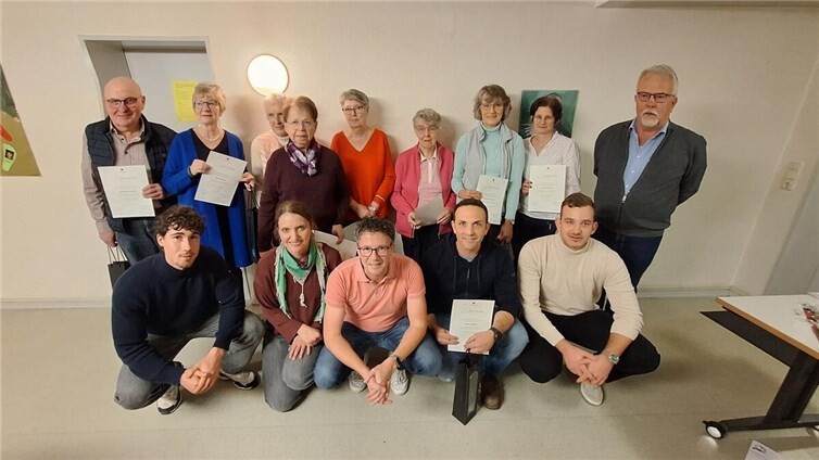 Ehrungen: v.l.n.r. hinten: Klaus-Peter und Elvira Fuhrmann, Ulli Zimmermann, Marianne Knieps, Magdalene Lang, Hildegard Knieps, Bernadette Marhöfer, Tina Knieps, Winfried Marhöfer. Vorne: David Müller, Anna Steins, Martin Müller, Martin Marhöfer, Julius Knieps.  Foto: Matthias Knieps