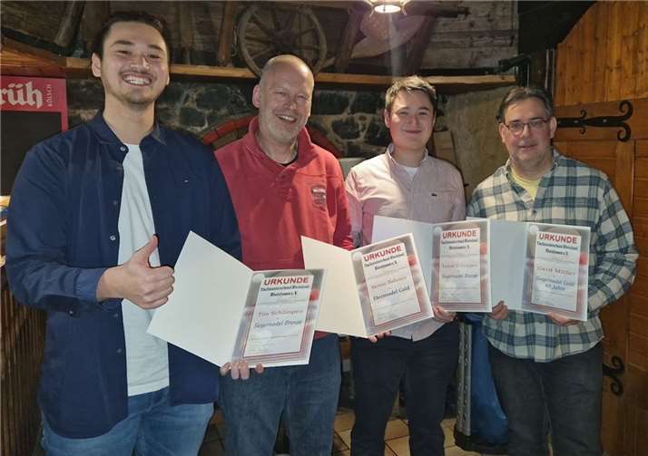 Ehrungen vom Tischtennisverband für die verdienten Mitglieder.