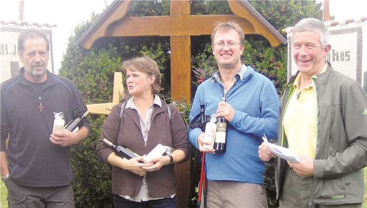 Ehrungen von Brudermeister Friedel Kläser (re.) am „Fritzdorfer Kreuz“ in der Arfter Heide.