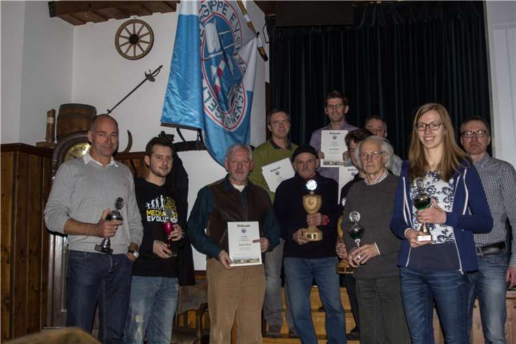 Ehrungen von Mitgliedern vorne (v.l.n.r.): Tom Hoffmann, Patrik Haag, Hartmut Haag, Norbert Reuter, Mika Zeyen, Gerd Krautwig, Tessa Stefan, Christian Grau. In der oberen Reihe Oliver Habenicht, Jan Bodenheim, Karl-Heinz Schmitz.hghamann