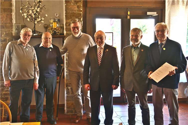 Ehrungen wurden ausgesprochen: v.li. Josef Pellenz, Willi Kollig, Dietmar Weidenfeller, Wilfried Milles, Helmut Höfer und Hans Dieter Schäfer. Foto: Raphael Ternes