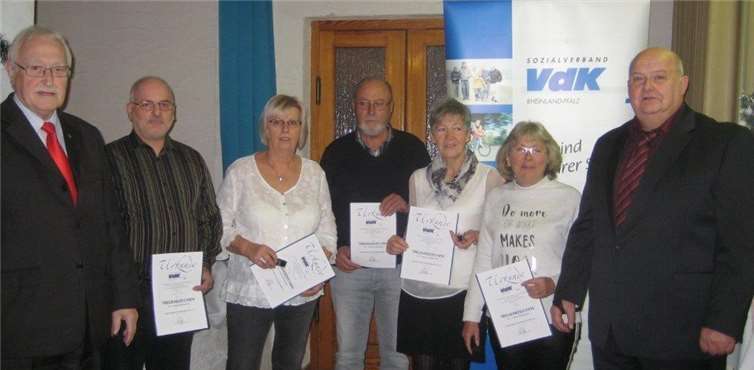 Ehrungen wurden durch Robert Michels und Hermann-Josef Seibold vorgenommen (v. l. Robert Michels, Herr Michael Bleser; Frau Marianne Fremmer; Herr Herbert Plonien; Frau Hannelore Stoffel Frau Gisela Hay und Herr Hermann-Josef Seibold.