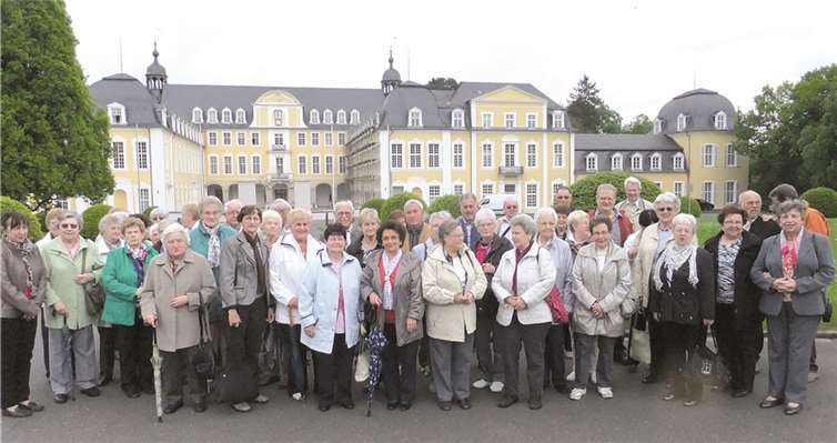 Eich. Die Halbtagsfahrt ins Blaue des Altenclubs „Maria Geburt Eich“ führte dieses Jahr zum Schloss Oranienstein. Das Stammschloss des niederländischen Königshauses wurde während einer Führung vorgestellt. Nach einer Kaffeepause in der Diezer Altstadt ging es weiter durch den Taunus bis zum Rhein. Ein schöner Tag endete mit einem Abendessen in Bornhofen.privat