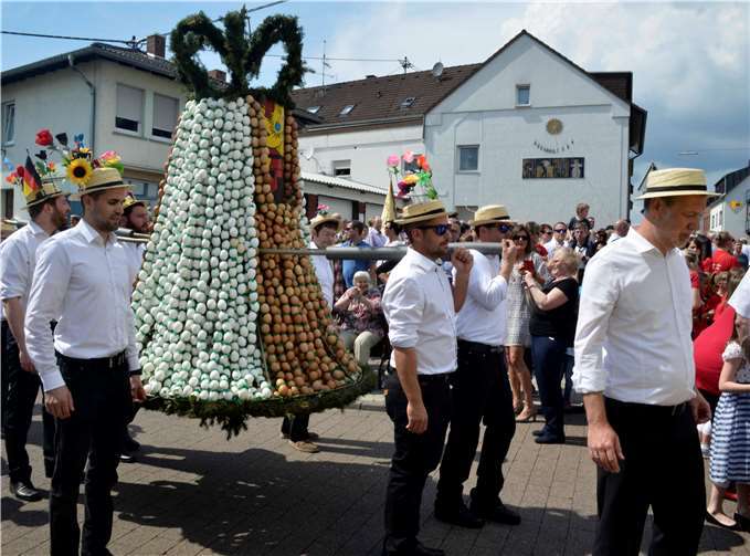 Eierkrone getragen vonMitgliedern der Kirmesgesellschaft erreicht ihr Ziel