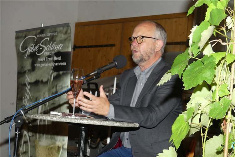 Eifel-Krimi-Bestsellerautor Ralf Kramp gastierte kürzlich im Weingut Göbel-Schleyer-Erben in Ernst.Fotos: TE